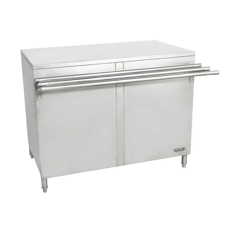 Gabinete de acero inoxidable con puertas y tubos.