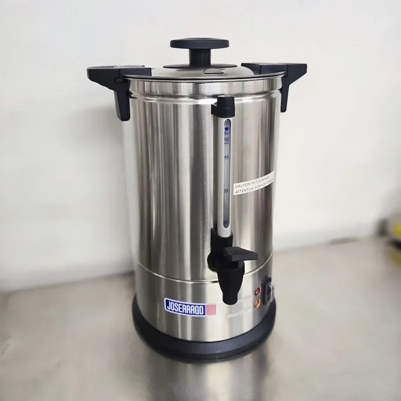 Hervidor de agua de acero inoxidable en cocina.