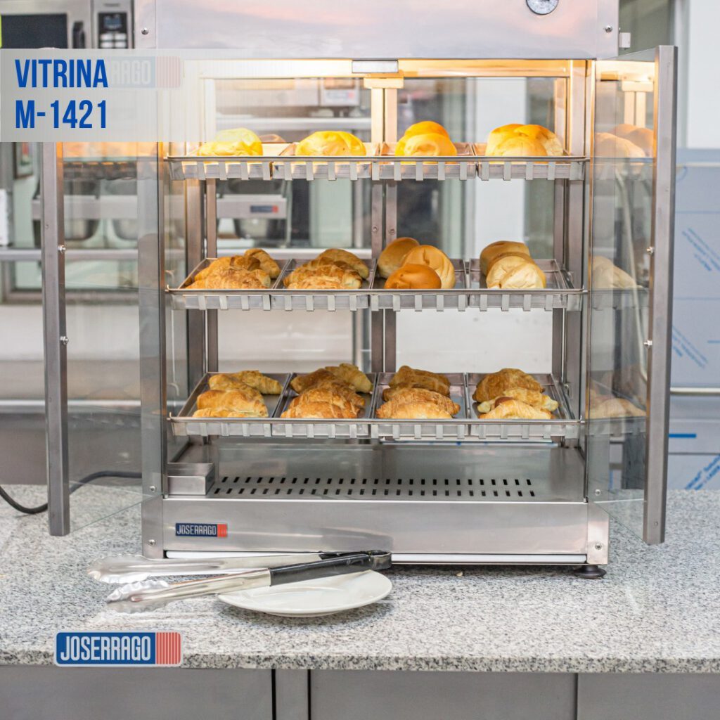 Vitrina caliente con panes en exposición.