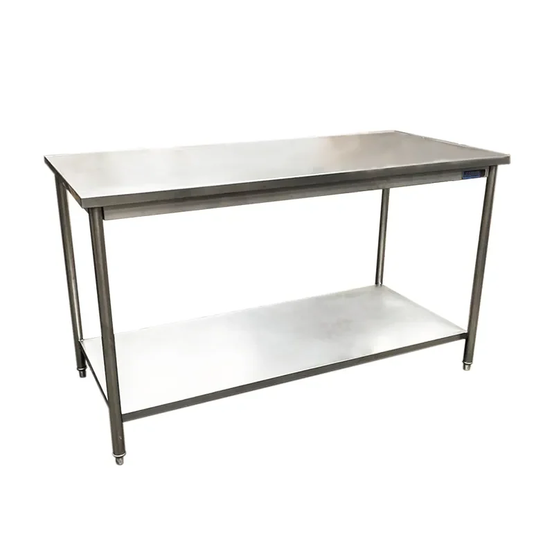 Mesa de acero inoxidable con estante inferior.