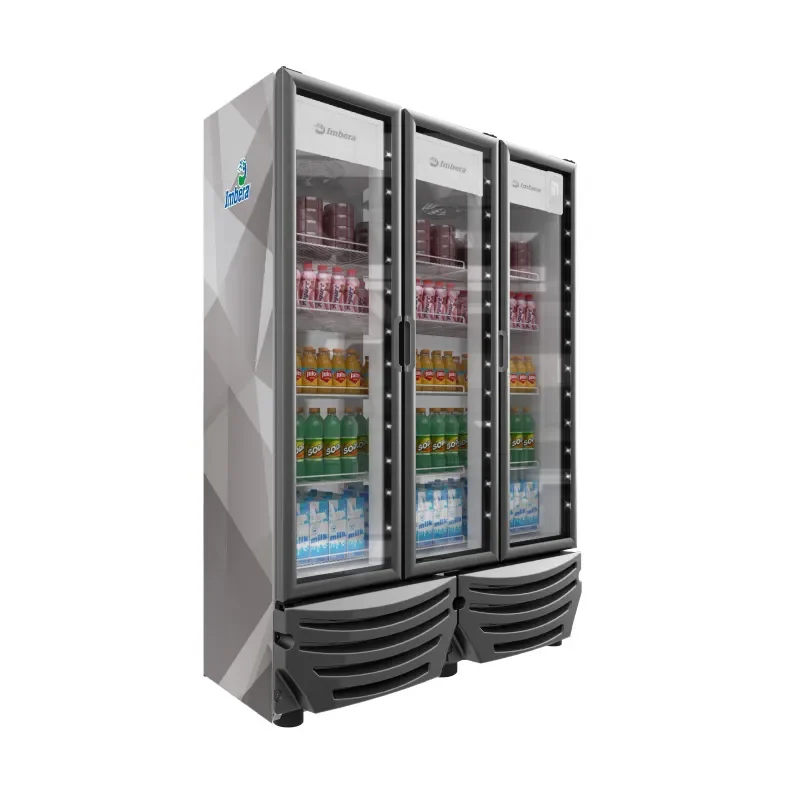 Refrigerador comercial con bebidas en exhibición.