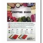 Tabla de cortar multicolor con verduras y carne.