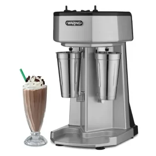 Batidora de bebidas con malteada de chocolate cremosa.